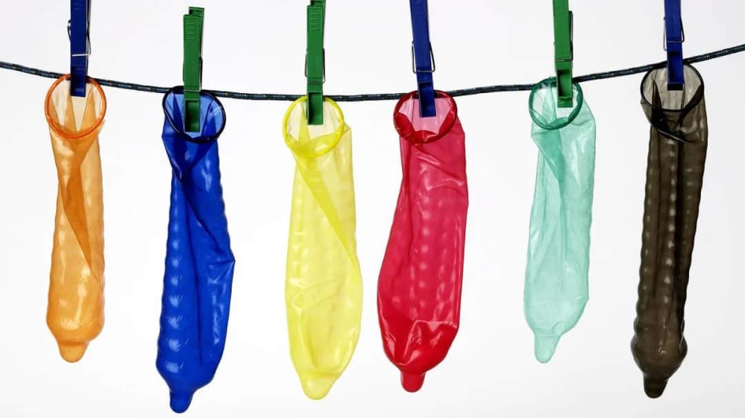 Kto wynalazł prezerwatywy? Niespodziewana historia ich powstania