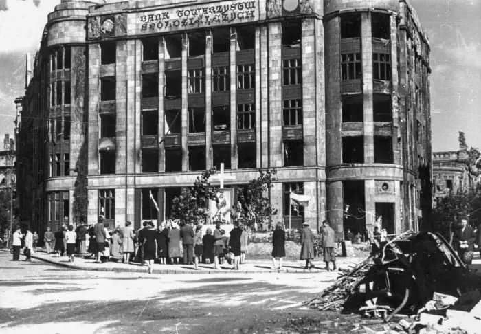 Warszawa po wojnie: jak miasto zmieniło się przez lata po II wojnie światowej