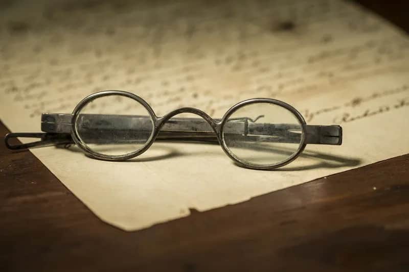 Gdzie wynaleziono okulary? Zaskakujące fakty o ich historii