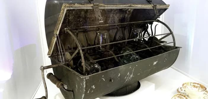 Kiedy wynaleziono zmywarkę? Historia, która zaskakuje i inspiruje