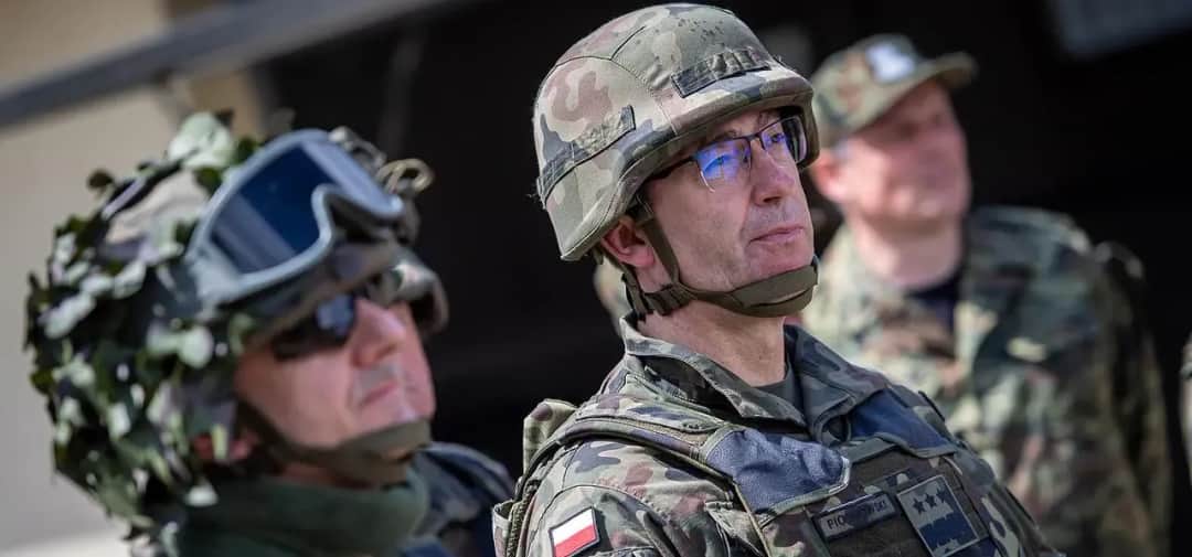 Generał broni Piotrowski: jego niezwykła kariera i osiągnięcia w armii