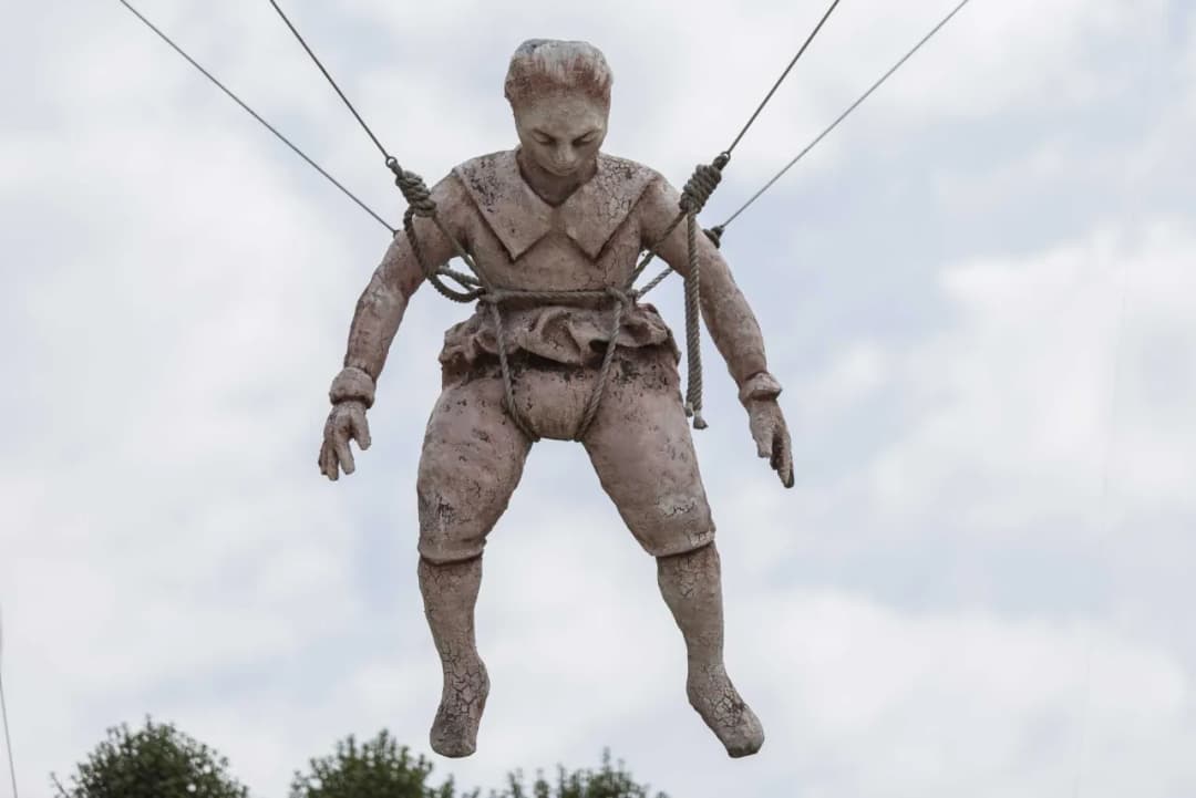 Kto wynalazł spadochron? Zaskakujące fakty o jego historii