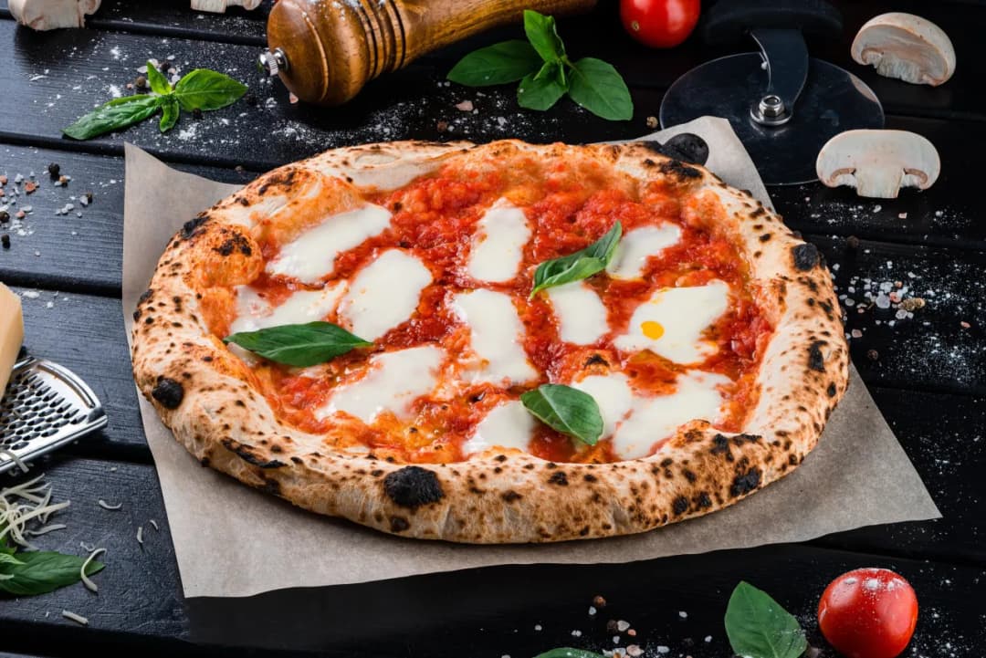 Gdzie wynaleziono pizzę? Odkryj fascynującą historię jej powstania