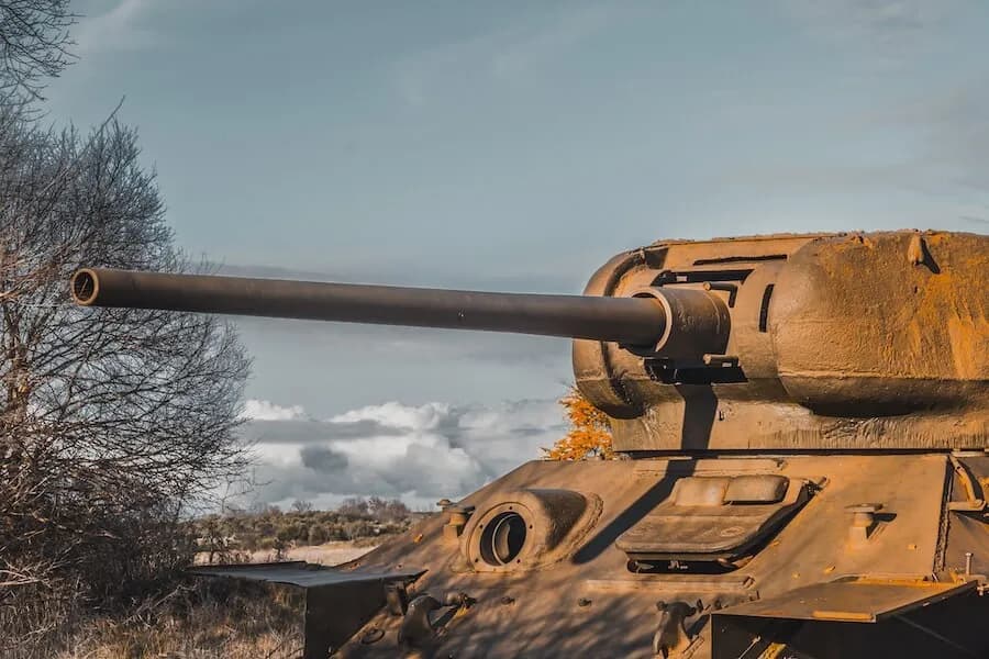 Kto wynalazł czołg? Odkryj fascynującą historię jego twórców