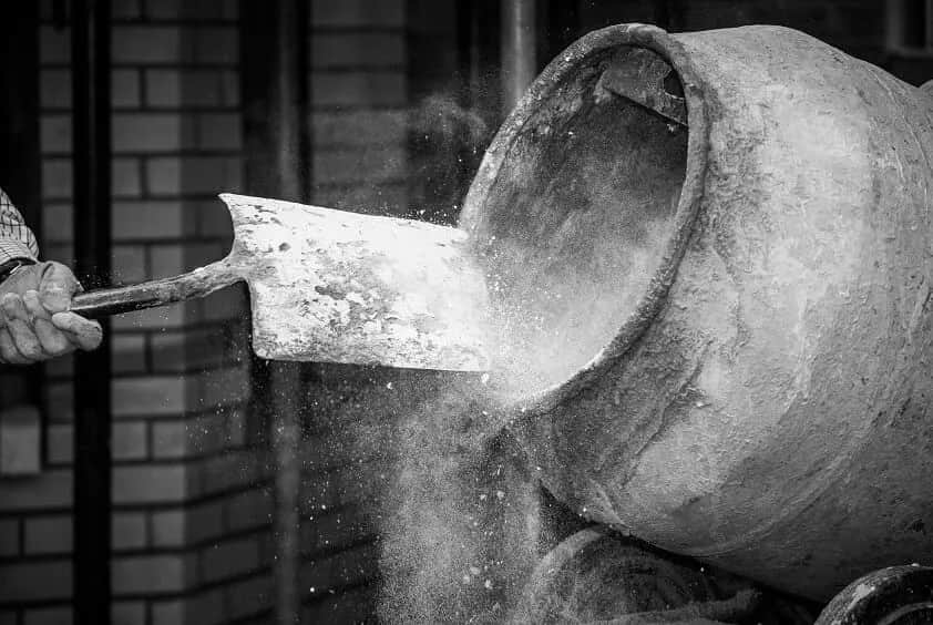 Kto wynalazł cement? Odkryj fascynującą historię i znaczenie